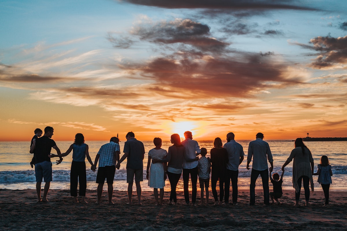 Familia disfrutando de un momento juntos en la playa